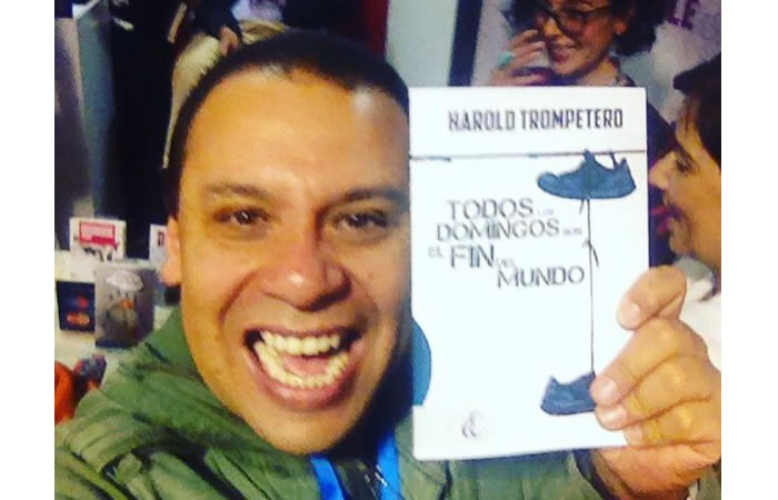 Trompetero presenta su libro en la Feria. Foto: Twitter