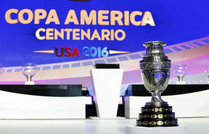 	El trofeo de la copa América del Centenario llega a Bogotá. Foto: EFE