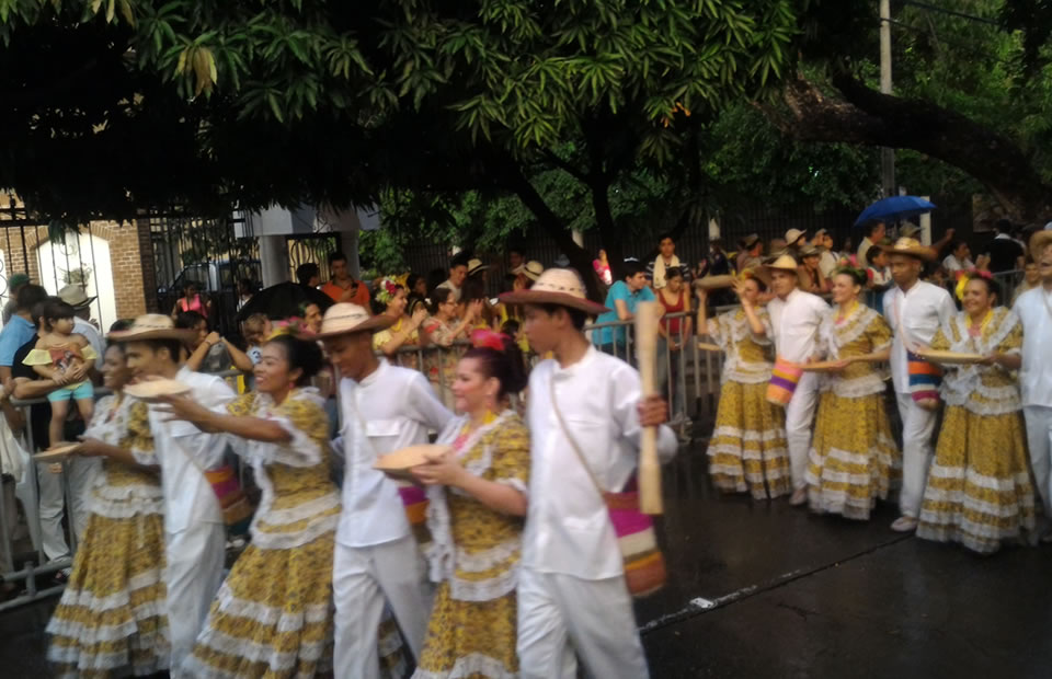 El tradicional desfile de Piloneras estuvo acompañado de lluvia. Foto: Interlatin