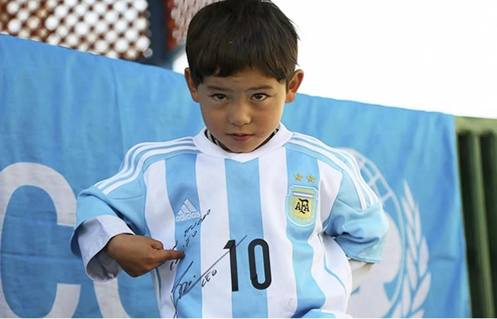 Murtaza Ahmadi, el niño que se hizo famoso por ser fan de Messi. Foto: EFE