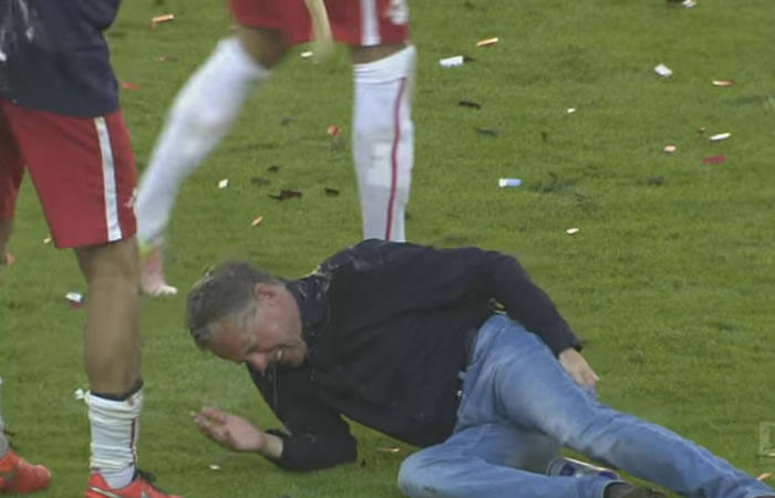 El entrenador tras su lesión. Foto: Youtube