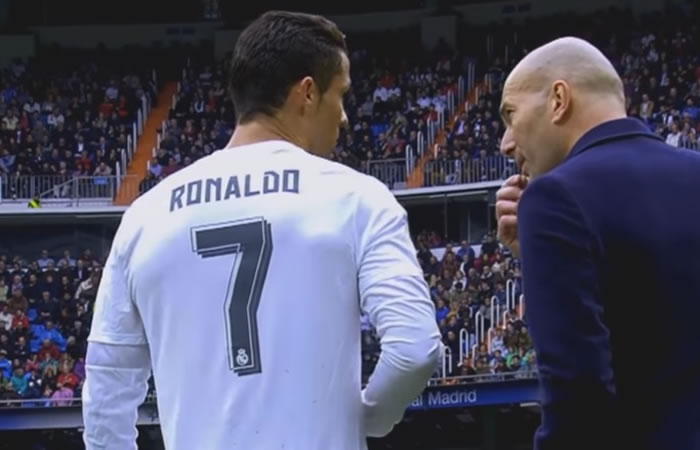 Zidane consultando el cambio de James con Ronaldo. Foto: Youtube