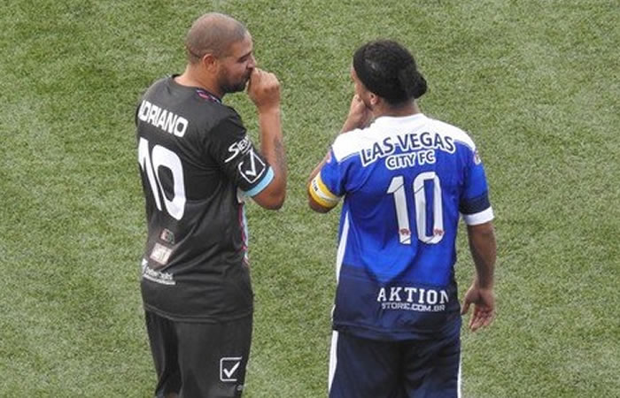 Adriano y Ronaldinho en un partido de exhibición. Foto: Twitter