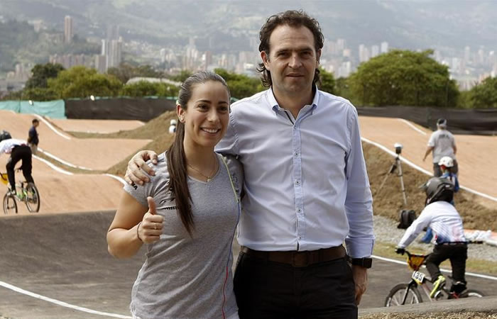 Mariana Pajón junto al Alcalde de Medellín para dar inicio al Mundial de BMX. Foto: EFE