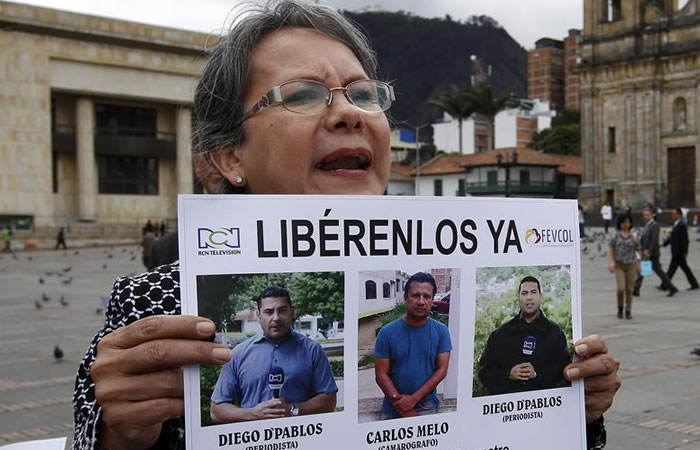 Colombianos gritan consignas para la liberación de periodistas. Foto: EFE