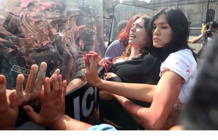 Mujeres protestan en contra de Keiko Fujimori. Foto: EFE