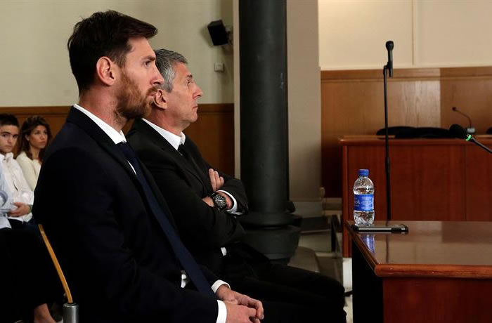 Lionel Messi y su padre en juicio. Foto: EFE