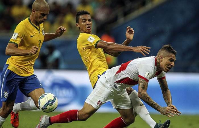 Brasil y Perú por una victoria que los clasifique. Foto: EFE