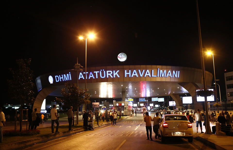 Dos explosiones y un tiroteo en aeropuerto de Estambul, Turquía. Foto: EFE