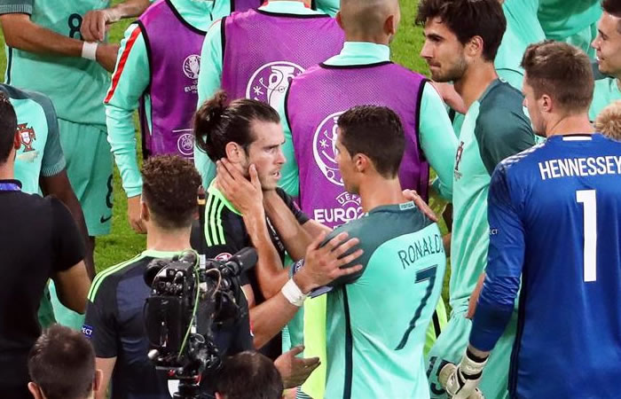 Cristiano le da ánimo a su compañero de club, Gareth Bale. Foto: EFE