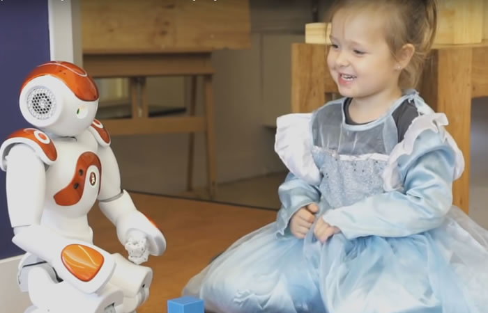 Robot enseña a niños el idioma inglés y holandés. Foto: Youtube
