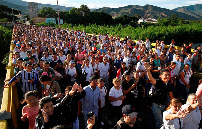 Multitud de venezolanos cruzan la frontera. Foto: EFE