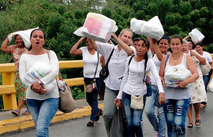 Venezolanos cruzan la frontera por medicamentos y productos de aseo. Foto: EFE