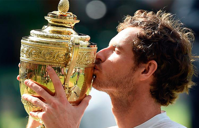 Murray besa el trofeo del Wimbledon. Foto: EFE