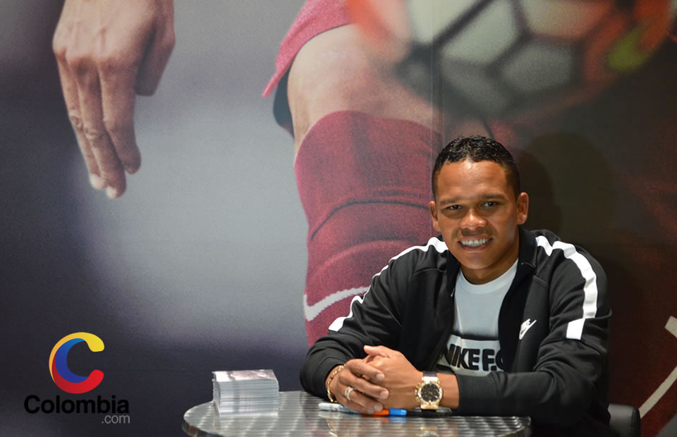 Carlos Bacca en la firma de autógrafos de Nike. Foto: Interlatin
