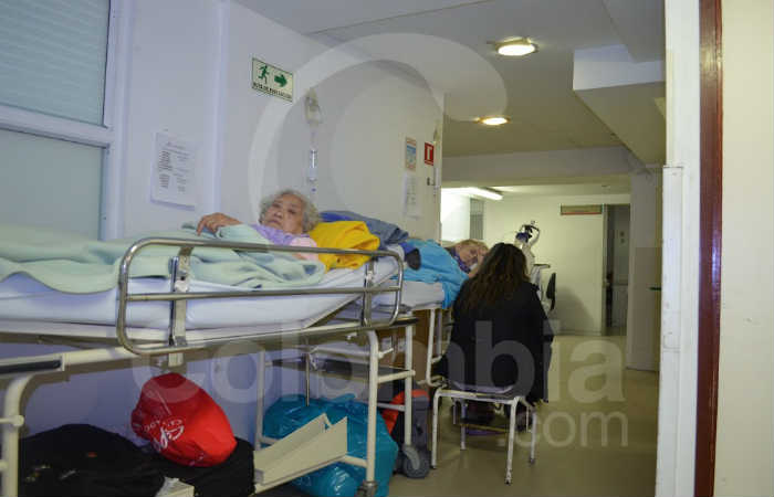 Pacientes esperan en camillas y sillas a ser atendidos en la Clínica Jorge Piñeros Corpas. Foto: Interlatin