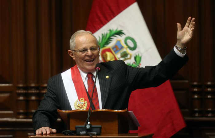 El presidente de Perú, Pedro Pablo Kuczynski, jura en la ceremonia de su investidura hoy,en la sede del Congreso de la República. Foto: EFE