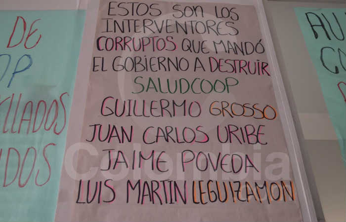 Estos son algunos de los carteles que cuelgan en las ventanas y puertas de la clínica Jorge Piñeros Corpas. Foto: Interlatin