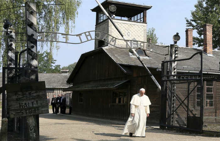 El papa Francisco atraviesa la puerta "Arbeit macht Frei" (El trabajo os hace libres) del campo de concentración nazi de Auschwitz. Foto: EFE