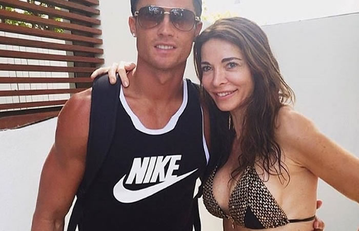 Ronaldo y una fnática. Foto: Instagram