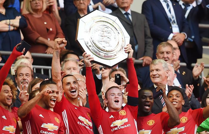 Manchester United celebra su primer título de la temporada. Foto: EFE