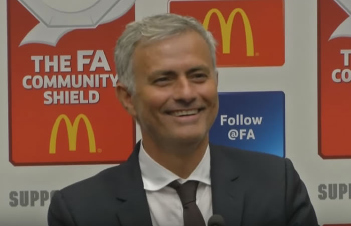 José Mourinho se burla de un periodista que se durmió. Foto: Youtube