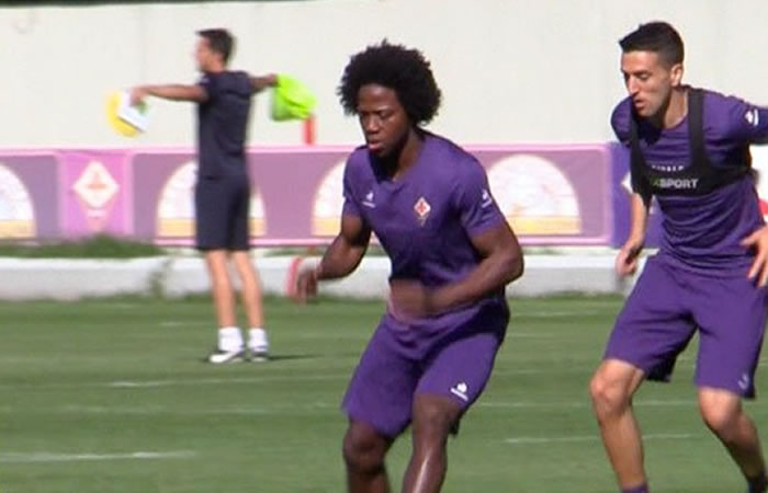 Carlos Sánchez podría debutar este sábado con la Fiorentina. Foto: Twitter