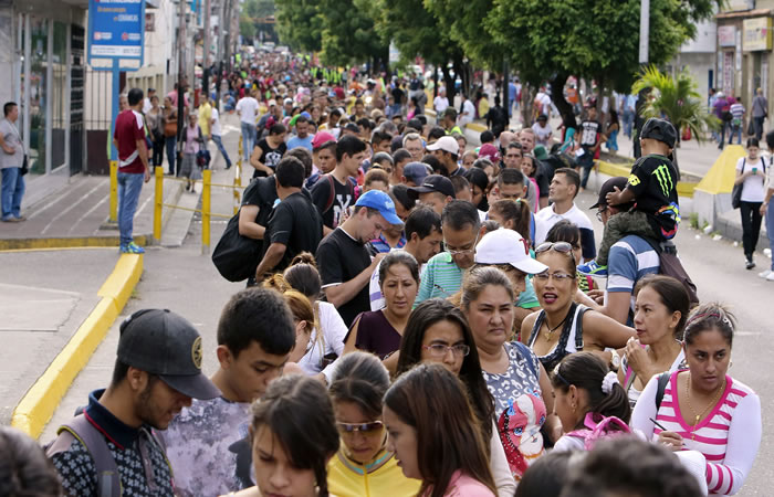 Venezolanos cruzando la frontera hacia Colombia. Foto: EFE