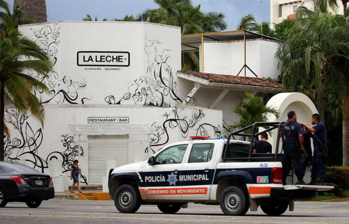 Restaurante La Leche vigilado por la policía en Puerto Vallarta. Foto: EFE