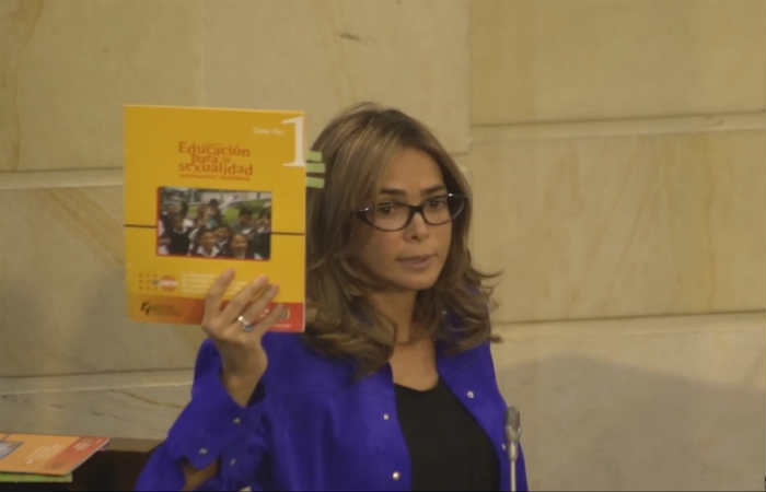 Gina Parody dio a conocer las cartillas que el Gobierno uribe promovió en los colegios. Foto: Youtube