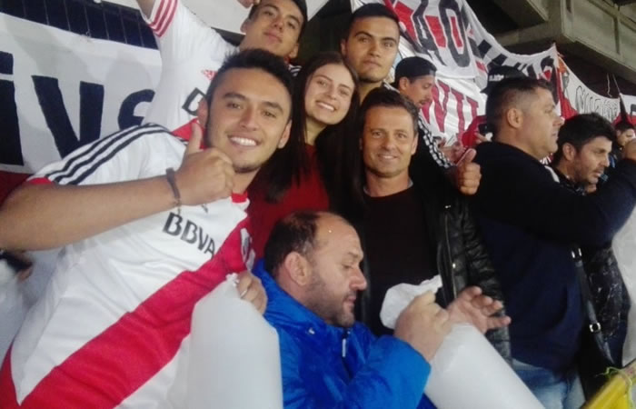 Diego Cocca en la tribuna de River Plate en El Campín. Foto: Twitter