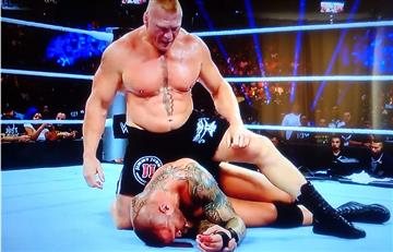 WWE: Brock Lesnar se sale del libreto y le rompe la cabeza a Randy Orton 