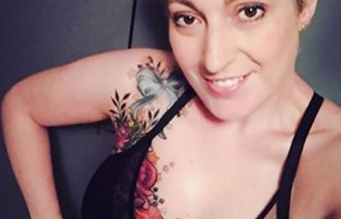 Tatuaje de una mujer con cáncer de mama se toma las redes. Foto: Instagram