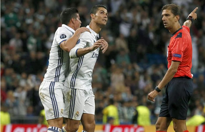 James celebra con Ronaldo. Foto: EFE
