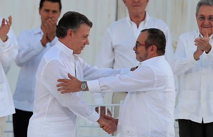 Juan Manuel Santos y Rodrigo Londoño, alias 'Timochenko'. Foto: EFE