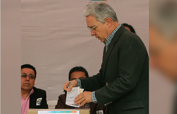 El expresidente Álvaro Uribe vota por el plebiscito. Foto: EFE