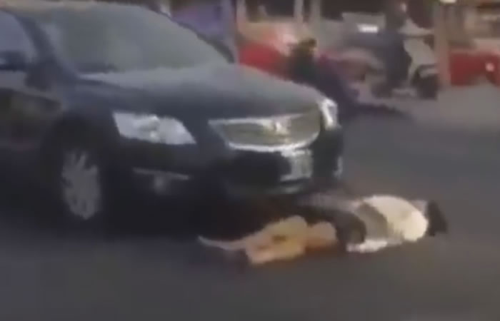 Mujer finge haber sido atropellada. Foto: Youtube