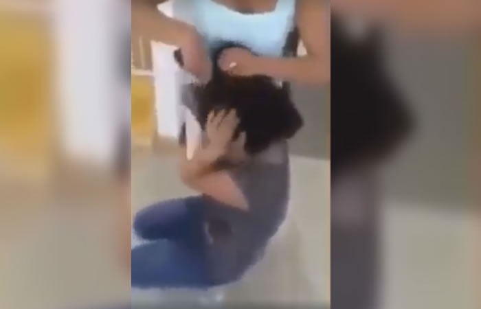 Madre rapa a su hija por burlarse de una niña con cáncer. Foto: Facebook