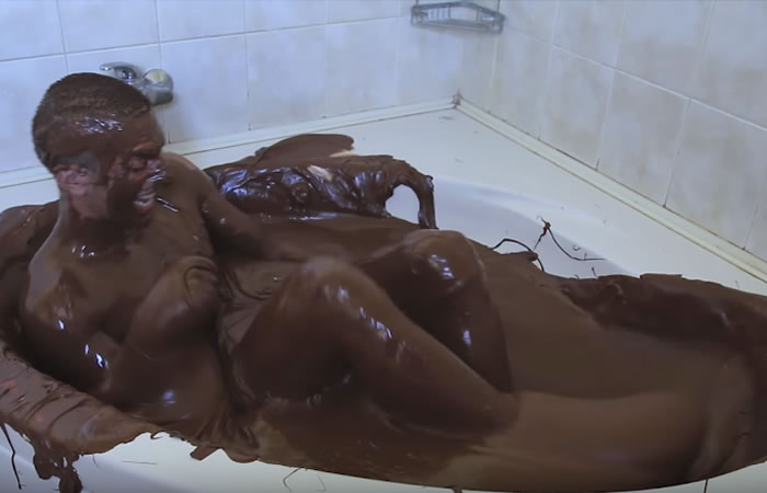 Youtuber se baña en Nutella. Foto: Youtube