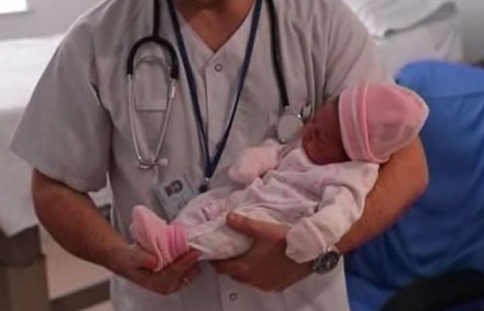 Primer bebé con ADN de tres padres. Foto: Youtube