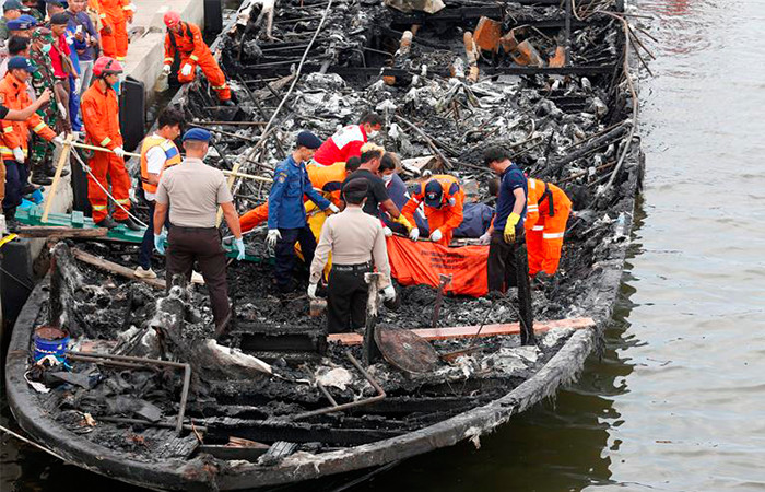 Barco en Indonesia se incendia con pasajeros. Foto: EFE