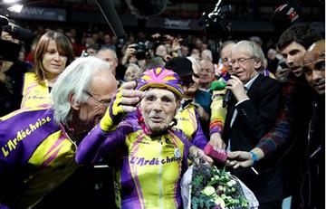 De esta forma un francés de 105 años consiguió un récord mundial en bicicleta