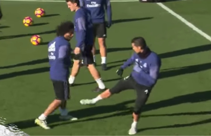Cristiano y Marcelo jugando a 'pelear'. Foto: Youtube