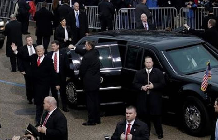 Donald Trump y su auto presidencial. Foto: EFE