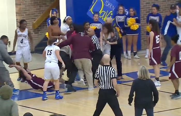 Salvaje pelea en un partido de baloncesto femenino. Foto: Youtube