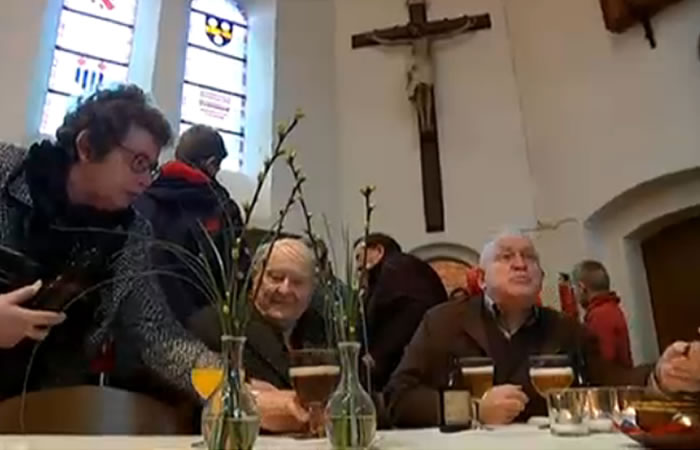 Sacerdote abre bar en iglesia. Foto: Youtube