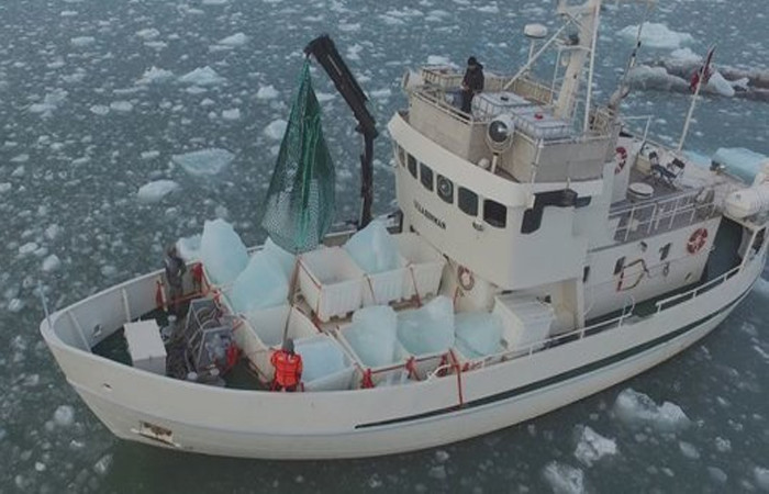 Barco de Svalbardi recogiendo icebergs. Foto: Facebook