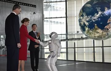 Japón: El robot Asimo recibe a los Reyes de España