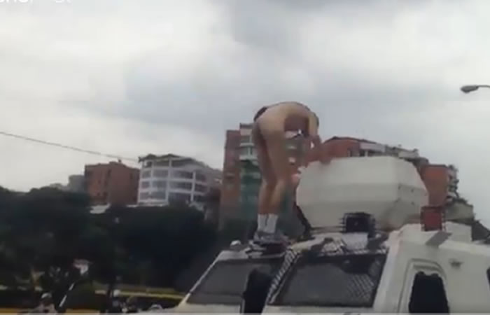 Venezuela: Hombre desnudo intenta frenar una tanqueta