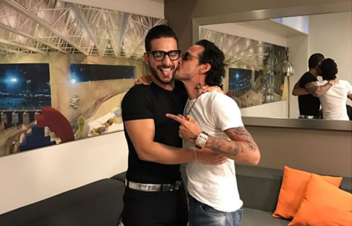Maluma y Marc en el beso en México. Foto: Instagram